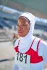 Retrato feminino confiante pista e atleta de campo no hijab — Fotografia de Stock