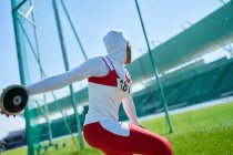 Feminino atletismo atleta em hijab jogando disco — Fotografia de Stock