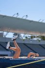 Athlète féminine d'athlétisme tombant sur la perche de saut en hauteur — Photo de stock