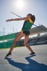 Atleta de atletismo femenino lanzando jabalina - foto de stock