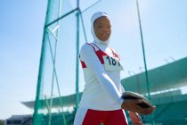 Retrato confiante feminino pista e atleta de campo em hijab com disco — Fotografia de Stock