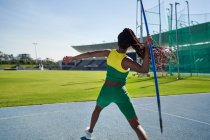Atleta de atletismo femenino lanzando jabalina - foto de stock