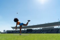 Pista femminile e atleta campo tiro colpo messo in stadio soleggiato — Foto stock