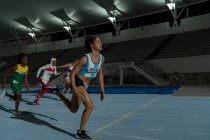 Athlétisme féminin franchissant la ligne d'arrivée — Photo de stock