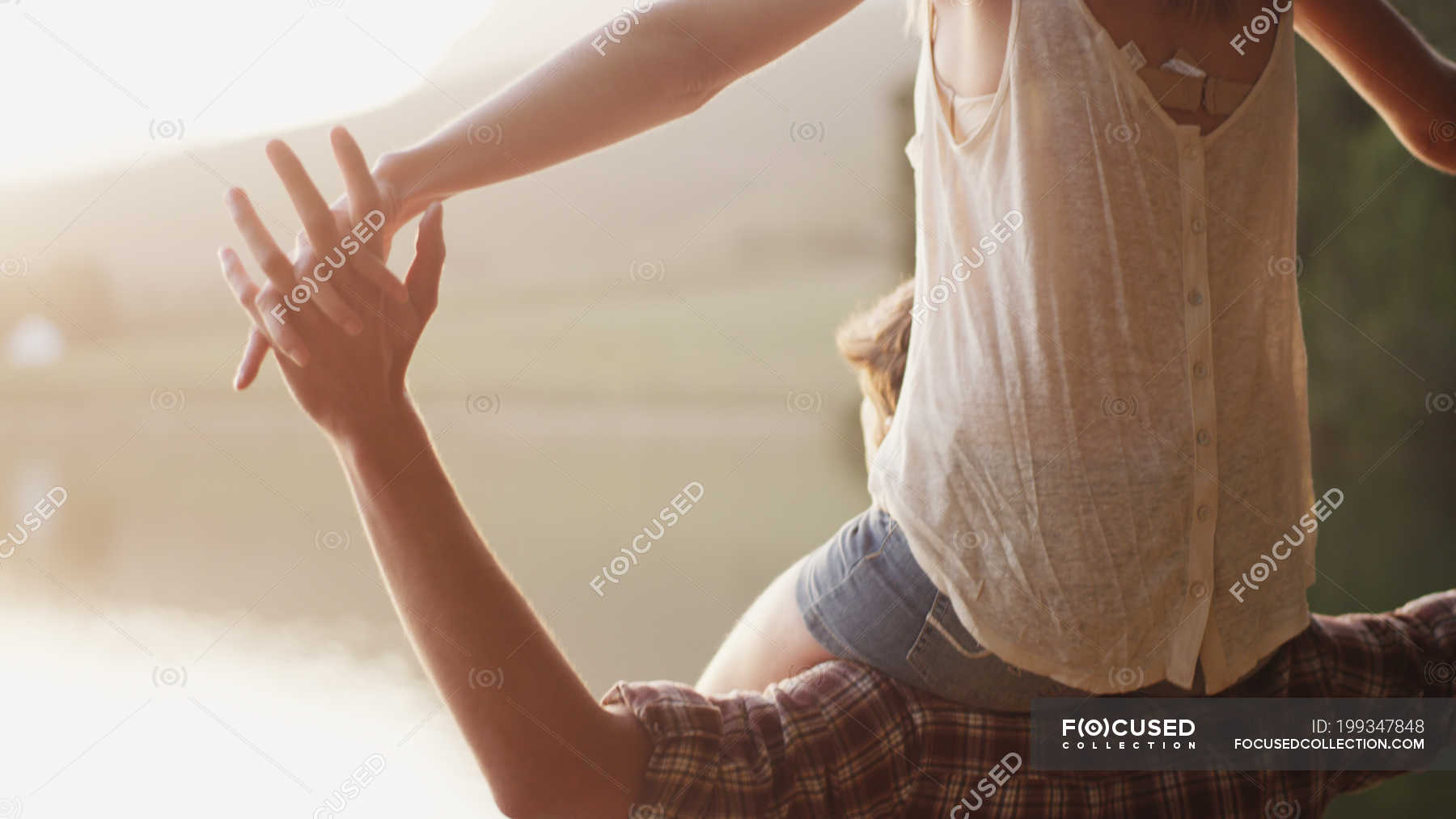 Парень несет девушку. Человек сидит на плечах. Девочка сидит на плече. Человек держит в руках. Парень носит на руках.