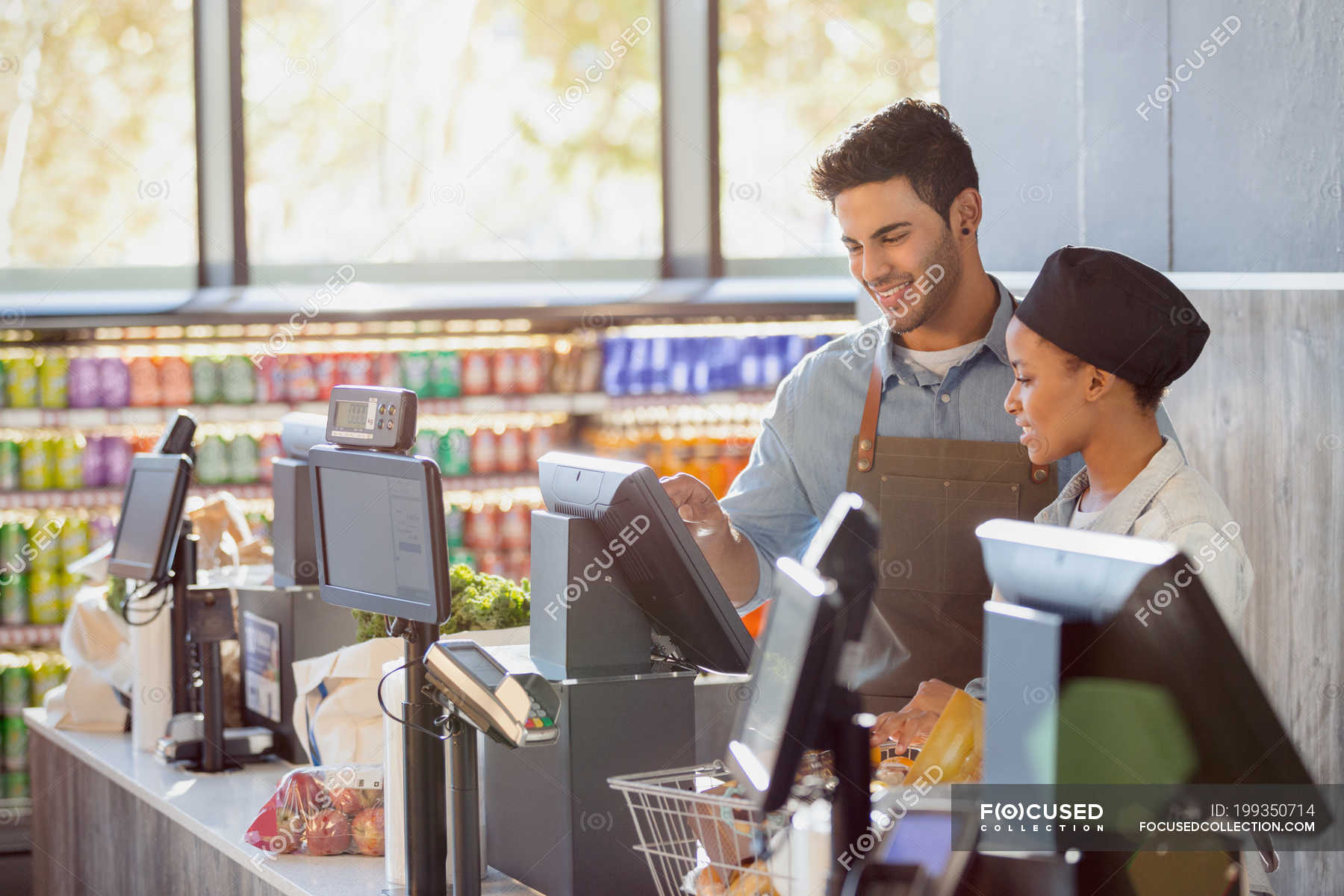 Cashiers working at grocery store checkout — food, market - Stock Photo