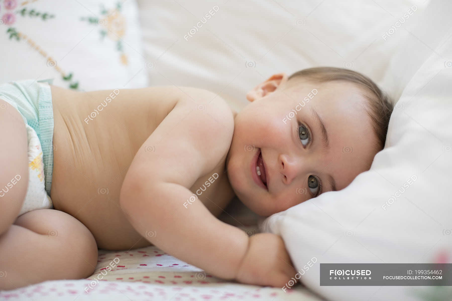 Малыш в кровати рисунок