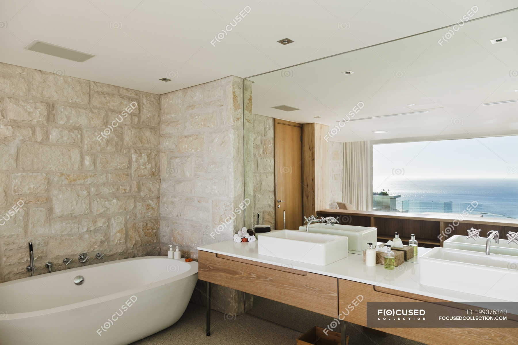 Modern bathroom with ocean view — waterfront, reflection Stock Photo