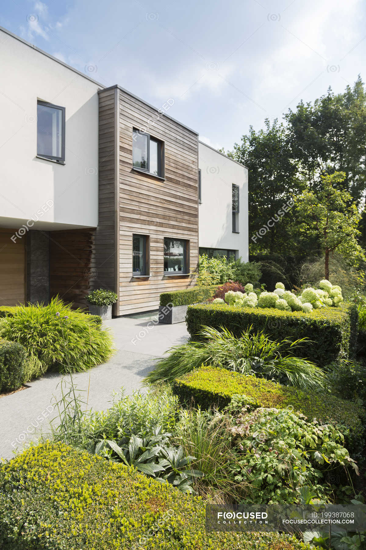 Modernes Haus und gepflegter Garten — Natur, Hintergrund Stock Photo