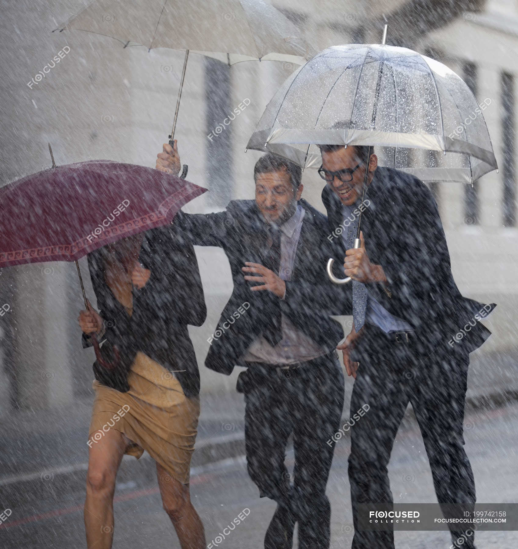 Забыли зонтик. Дождь сотрудники фото. Люди с зонтами в городе Вологде. Бегать с зонтиком смешные картинки.