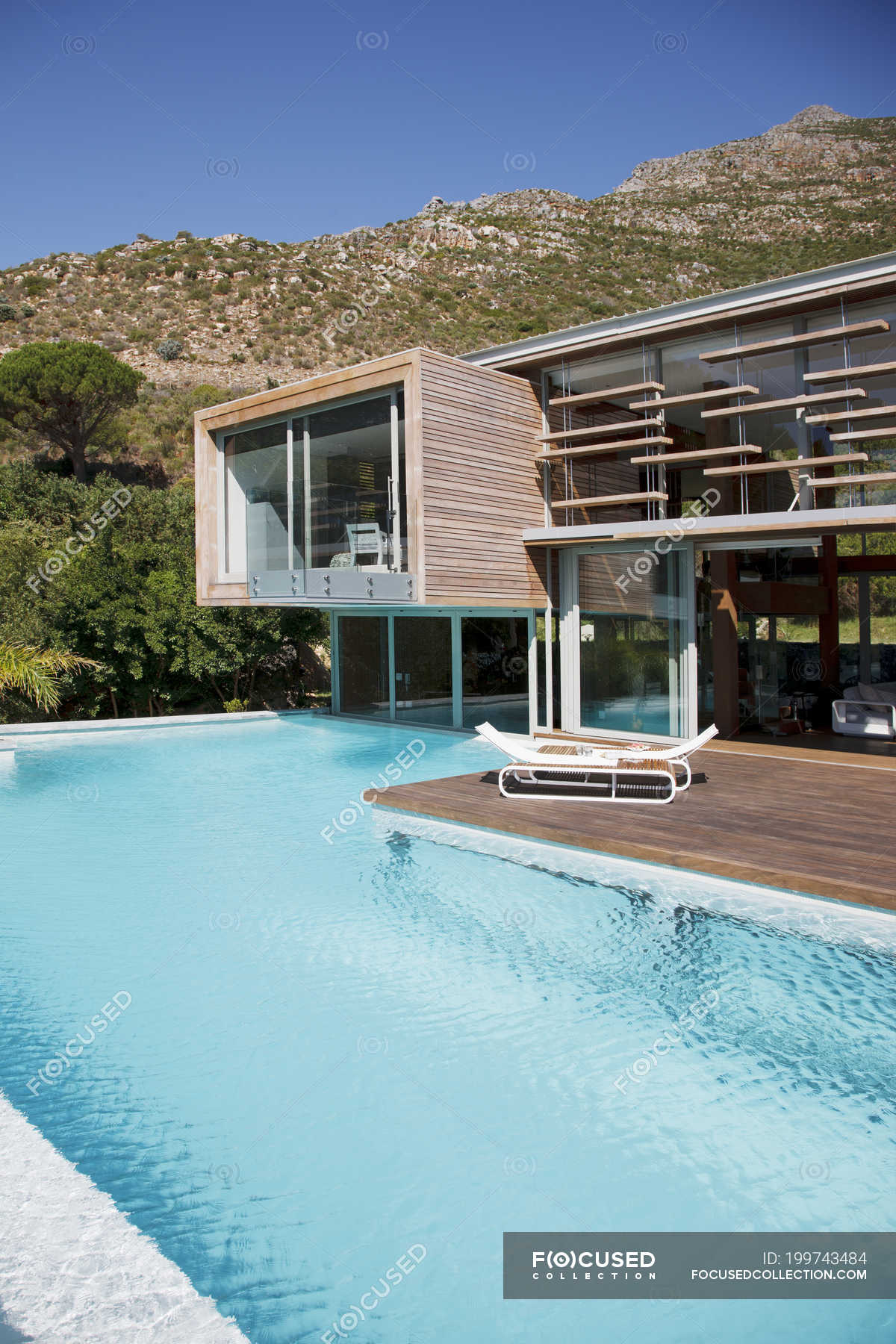 Modern house facade and swimming pool — wealth, living - Stock Photo ...