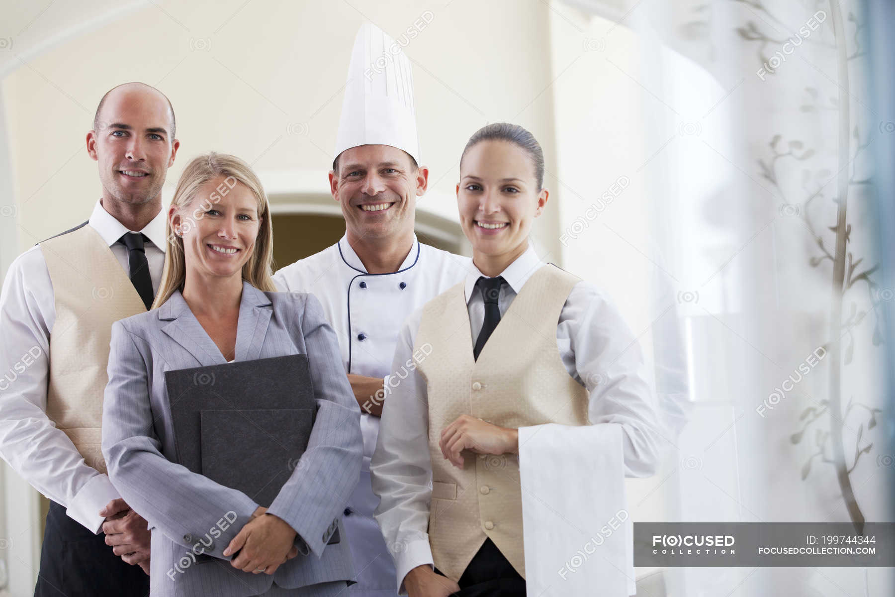 Форма работников отеля. Профессионалы гостеприимства. Униформа для портье в отеле. Работники гостиницы. Генеральный менеджер отеля.