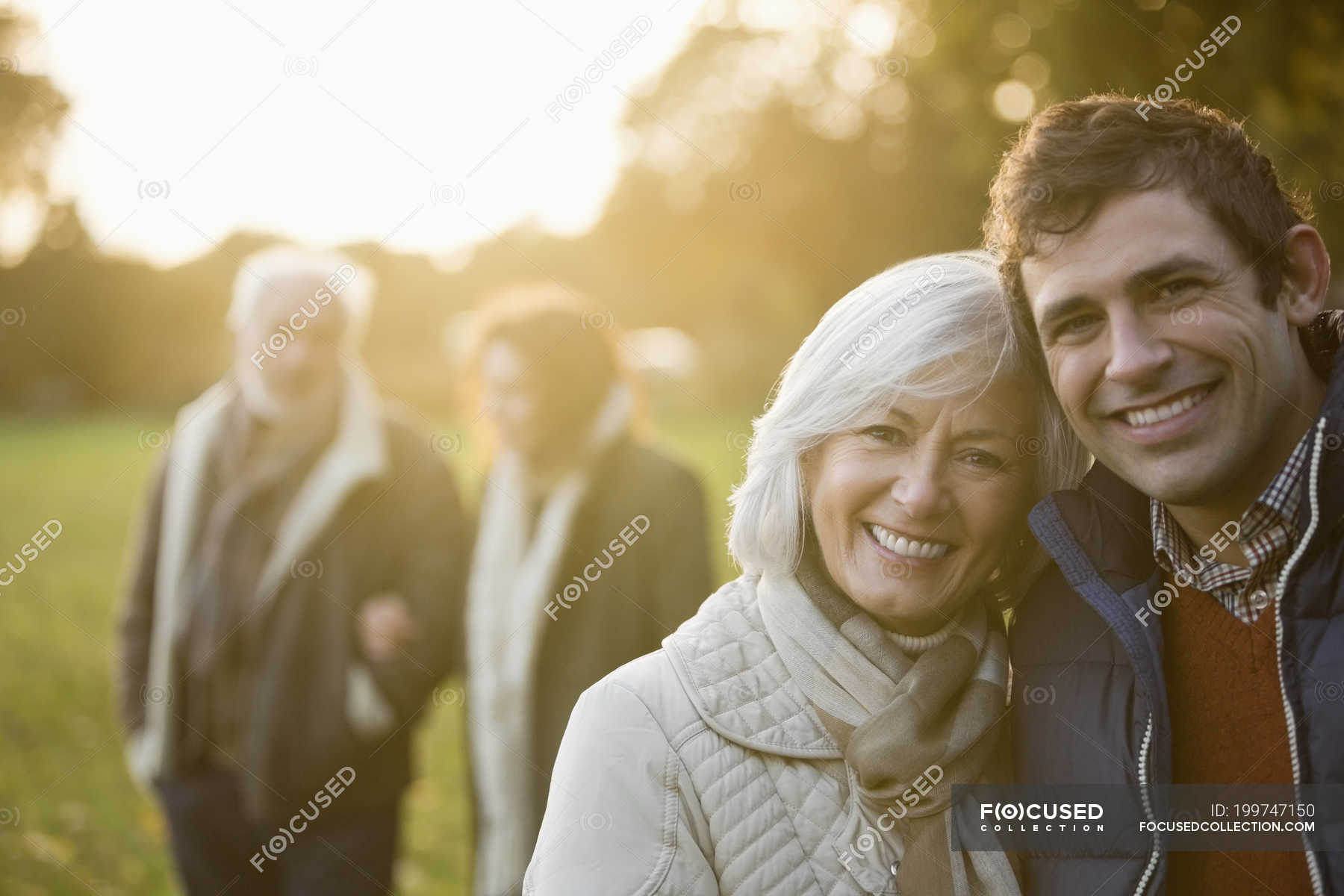 Взрослые люди обнимаются. Мама держит взрослого сына. Счастливая семья взрослые дети. Взрослый сын и его семья. Фотосессия мама и взрослый сын.