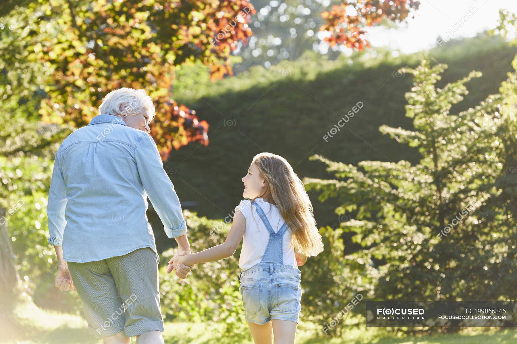 Дед подглядеть за внучками