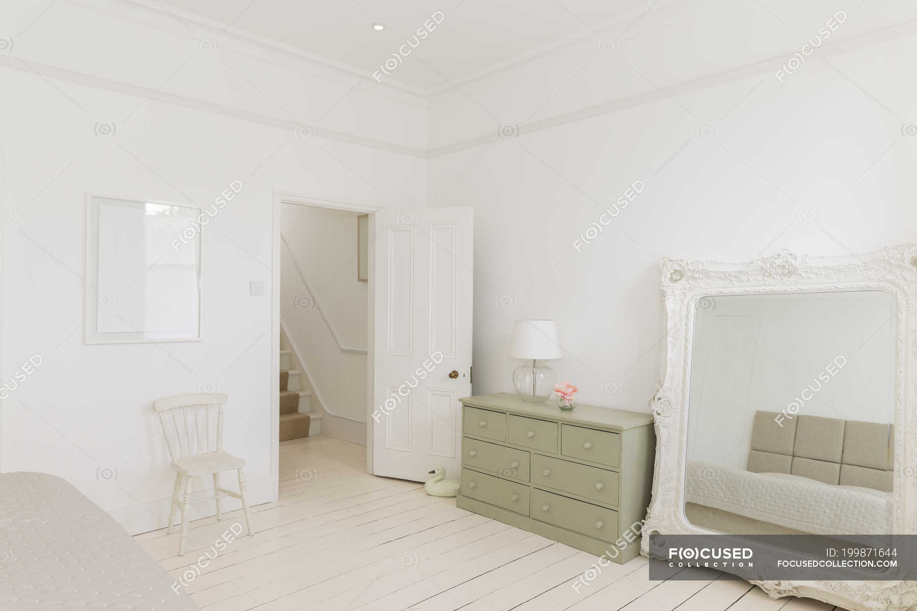 Mirror and dresser in bedroom — no people, Domestic Life - Stock Photo