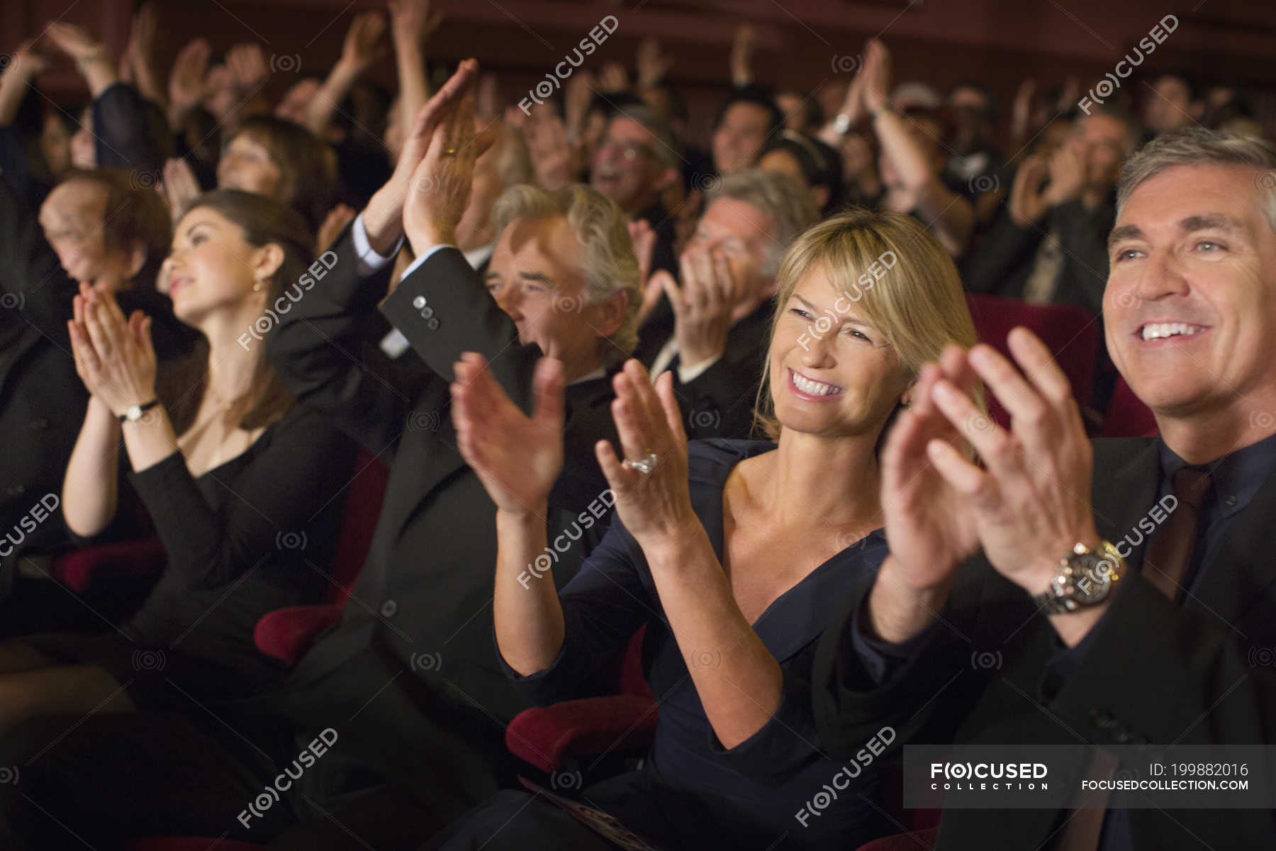 Возгласы зрителей. Публика в театре. Люди аплодируют в театре. Аплодисменты в зале. Зрители в театре.