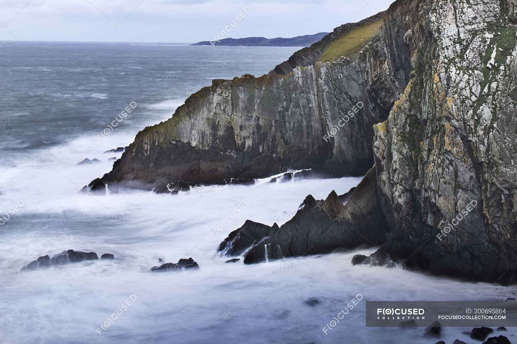 ocean-and-craggy-cliffs-devon-united-kingdom-travel-destinations