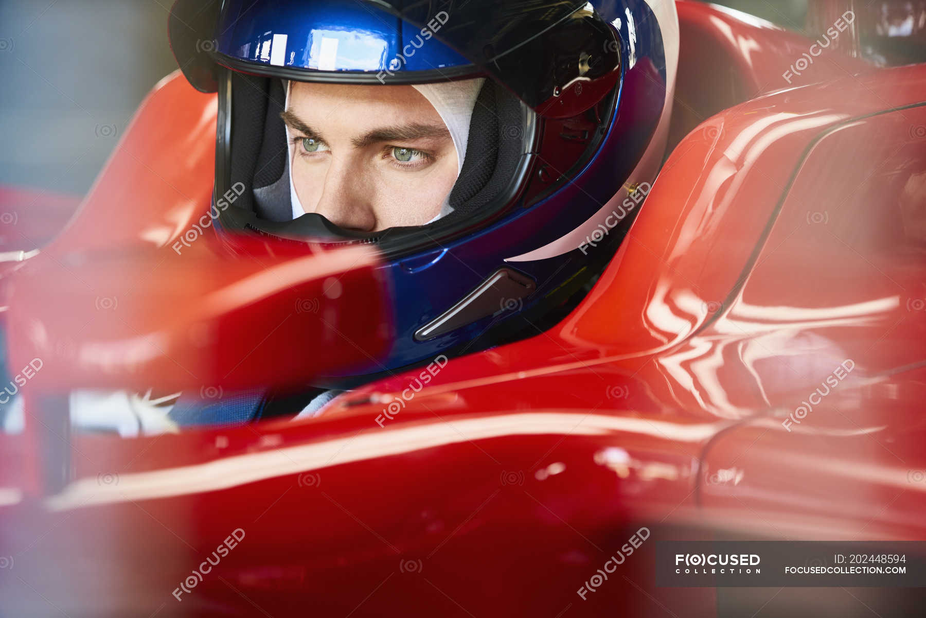 Formel 1 Fahrer Mit Helm Im Rennwagen Aus Nachster Nahe Konzentration Sport Rennen Stock Photo 202448594