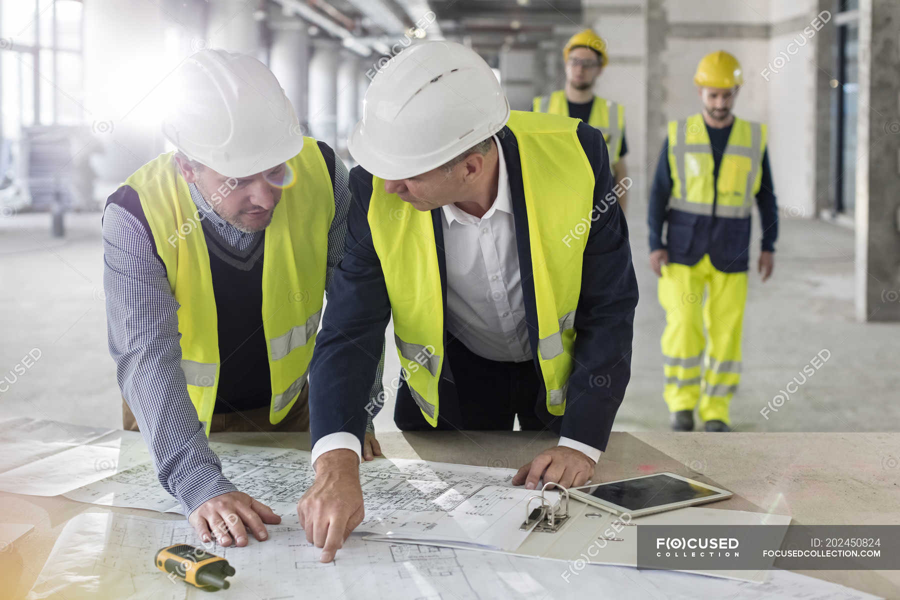 Offerte Di Lavoro Per Ingegneri Meccanici Ingegneri di sesso maschile discutono progetti in cantiere — lavorare