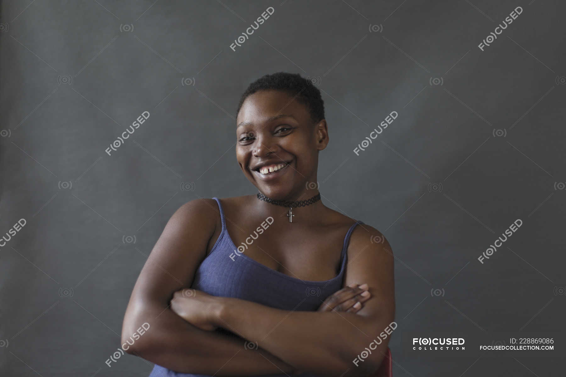 Portrait Femme Souriante Confiante Avec Les Bras Croisés — Style De Vie Personnes Stock 