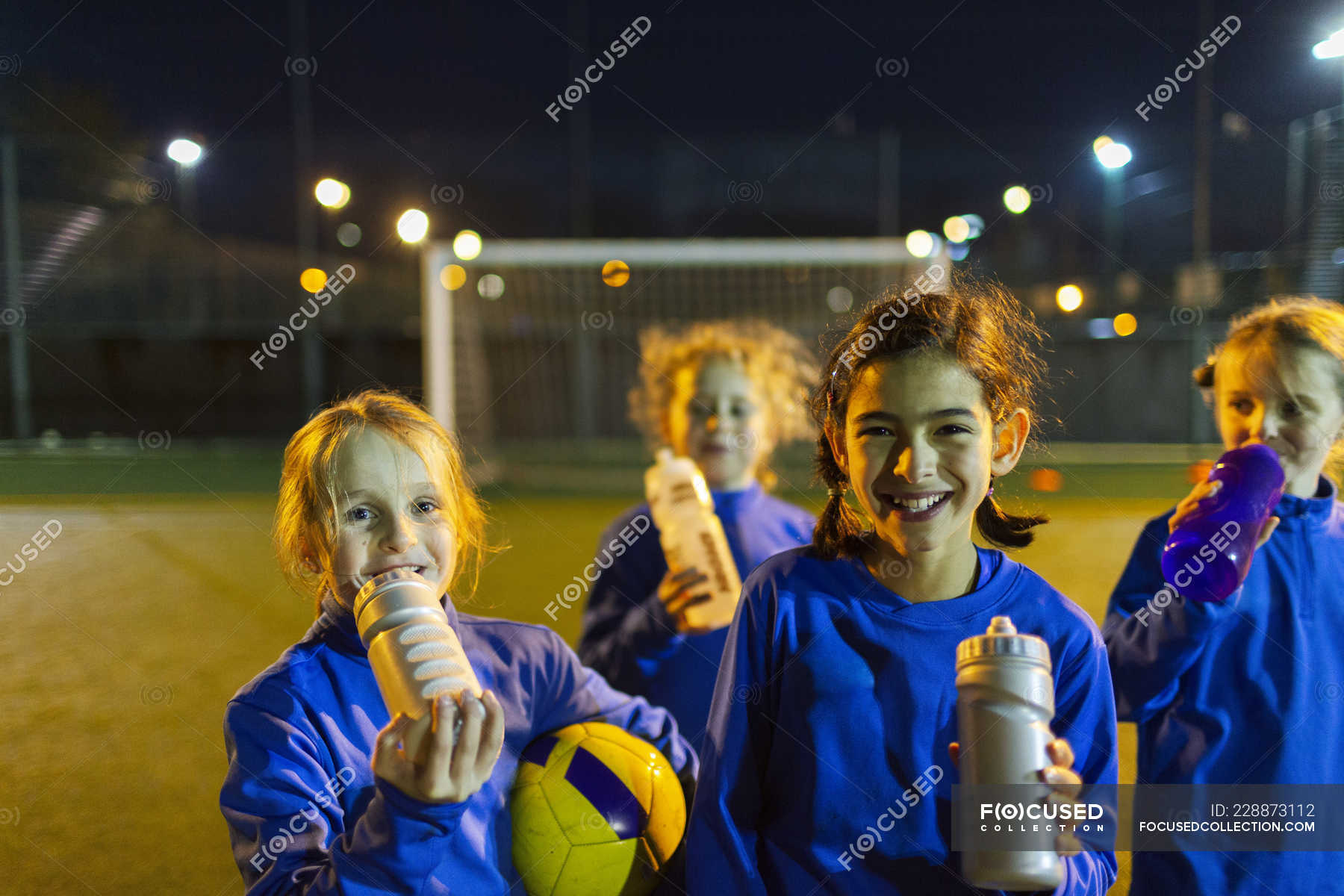 portrait-souriant-filles-quipe-de-soccer-prendre-une-pause-de-la