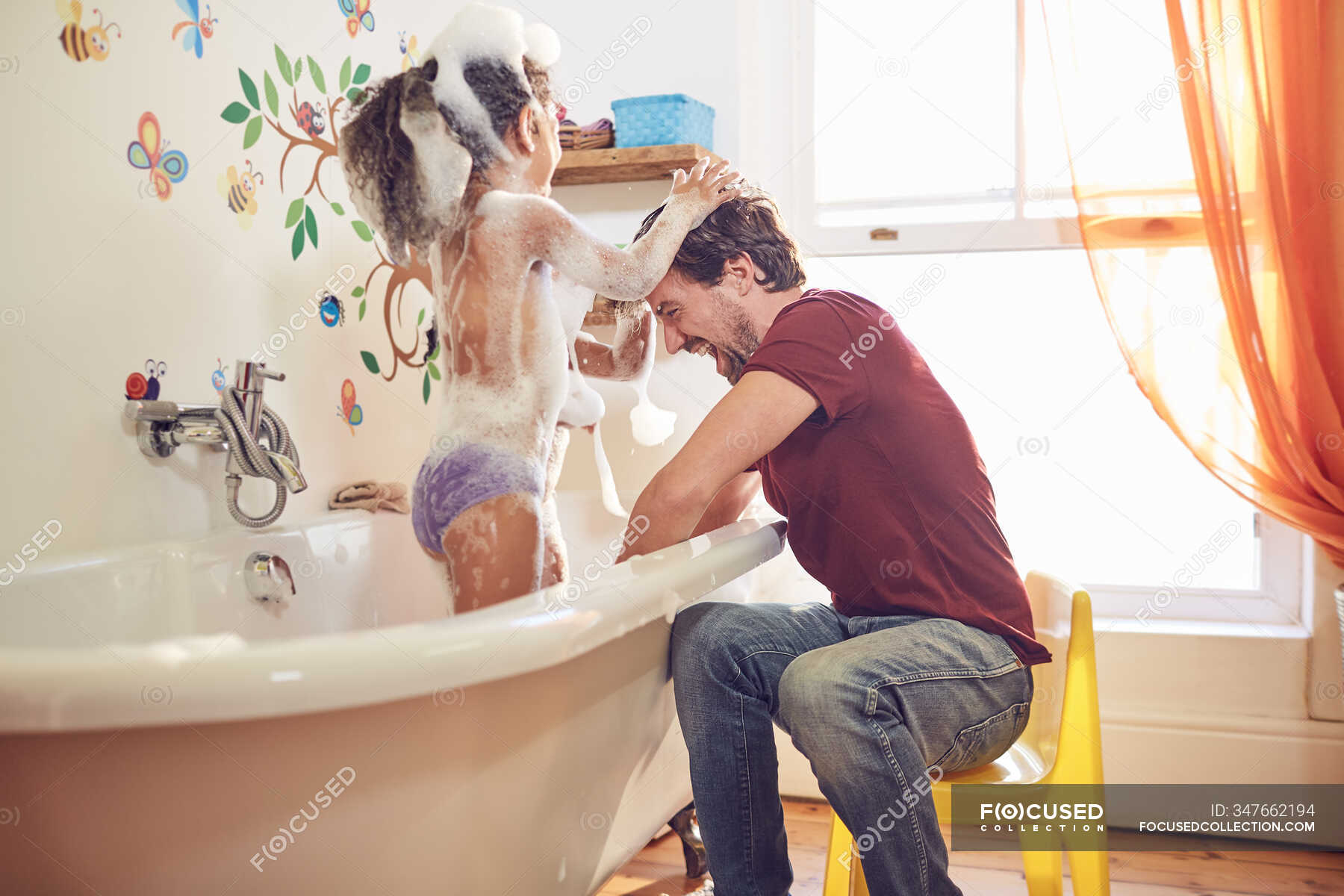 Папа купает дочку. Папа купается в ванной. Купаю дочь. Папа купает дочь. Папа моет дочь.