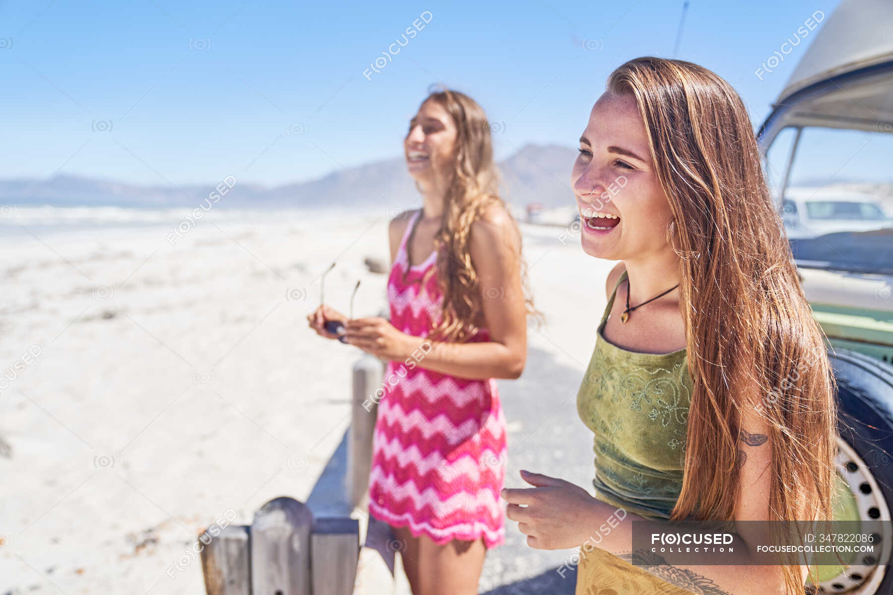 Glückliche Junge Freundinnen Lachen Am Sonnigen Strand — Im Freien Junge Erwachsene Stock 