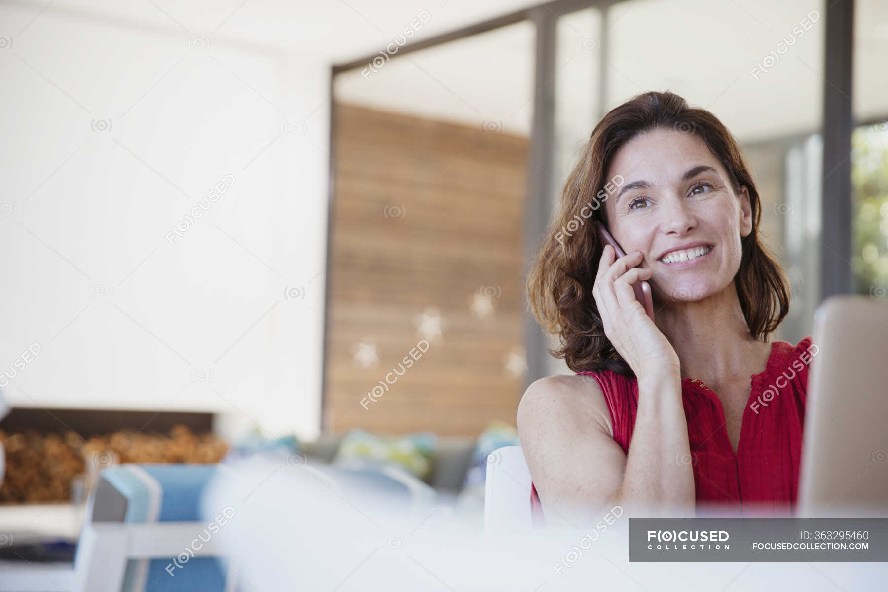 Женщина дома комфорт улыбка. Зрелые брюнетки разговор