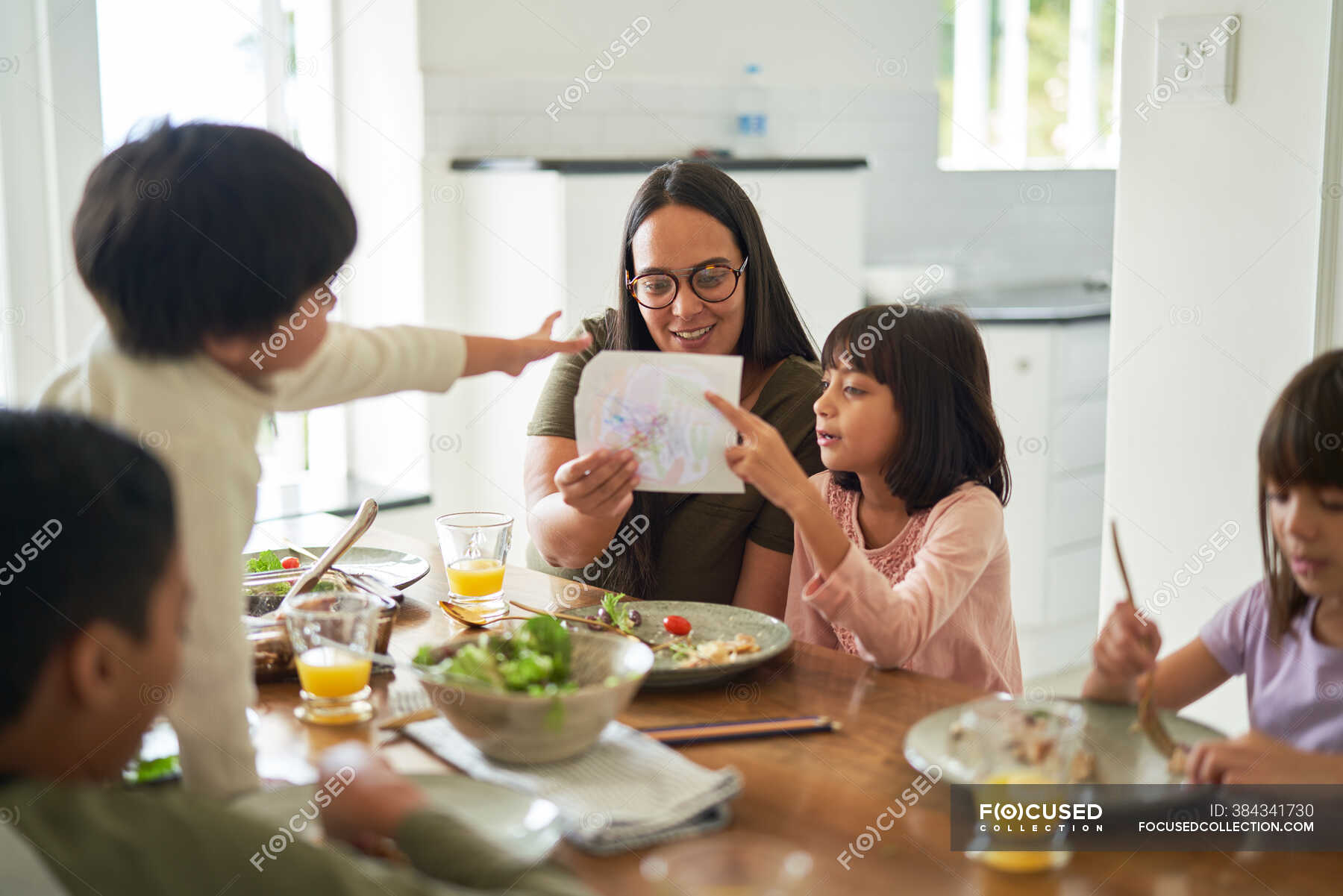 Mère et enfants déjeunent à table — fille, Mangez Stock Photo