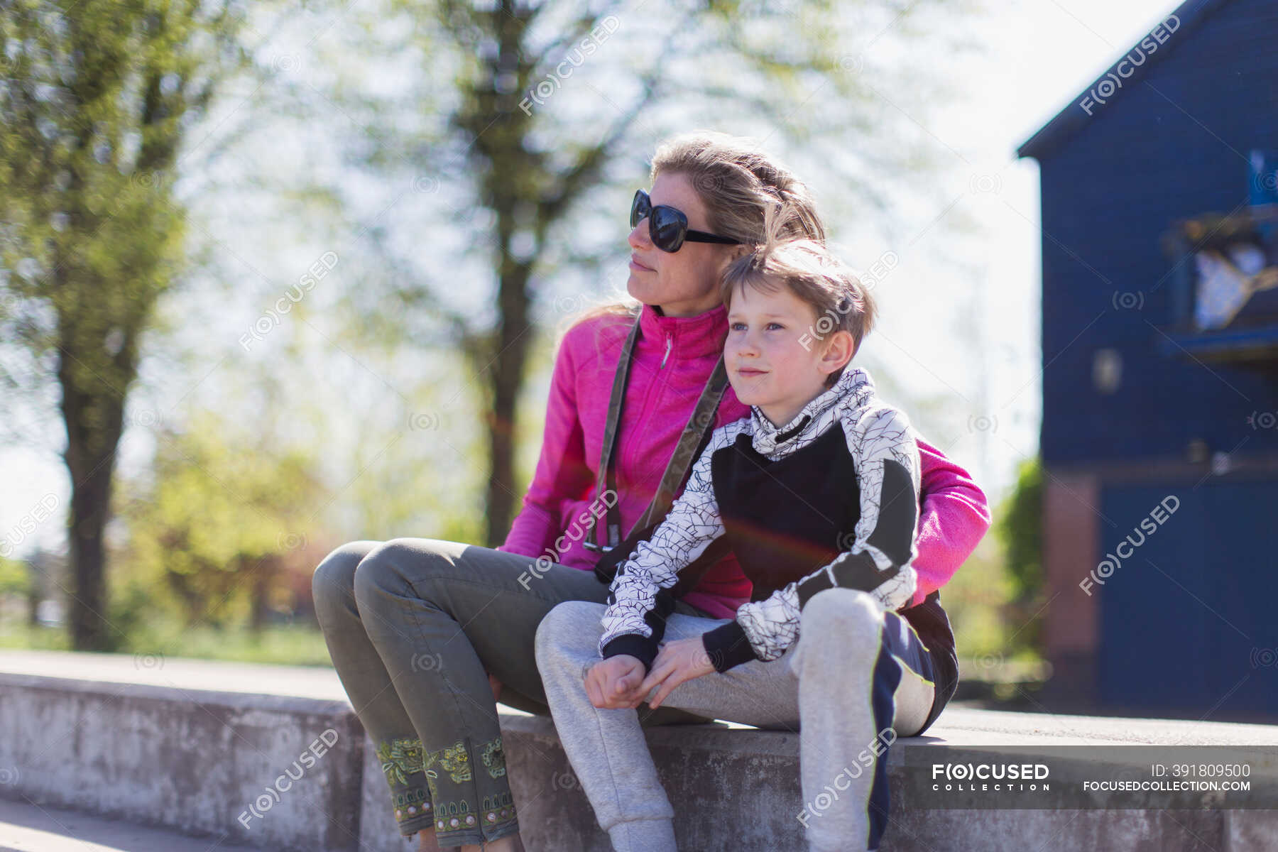 Liebevolle Mutter und Sohn auf dem Sonnenvorsprung — Frau, Tag Stock