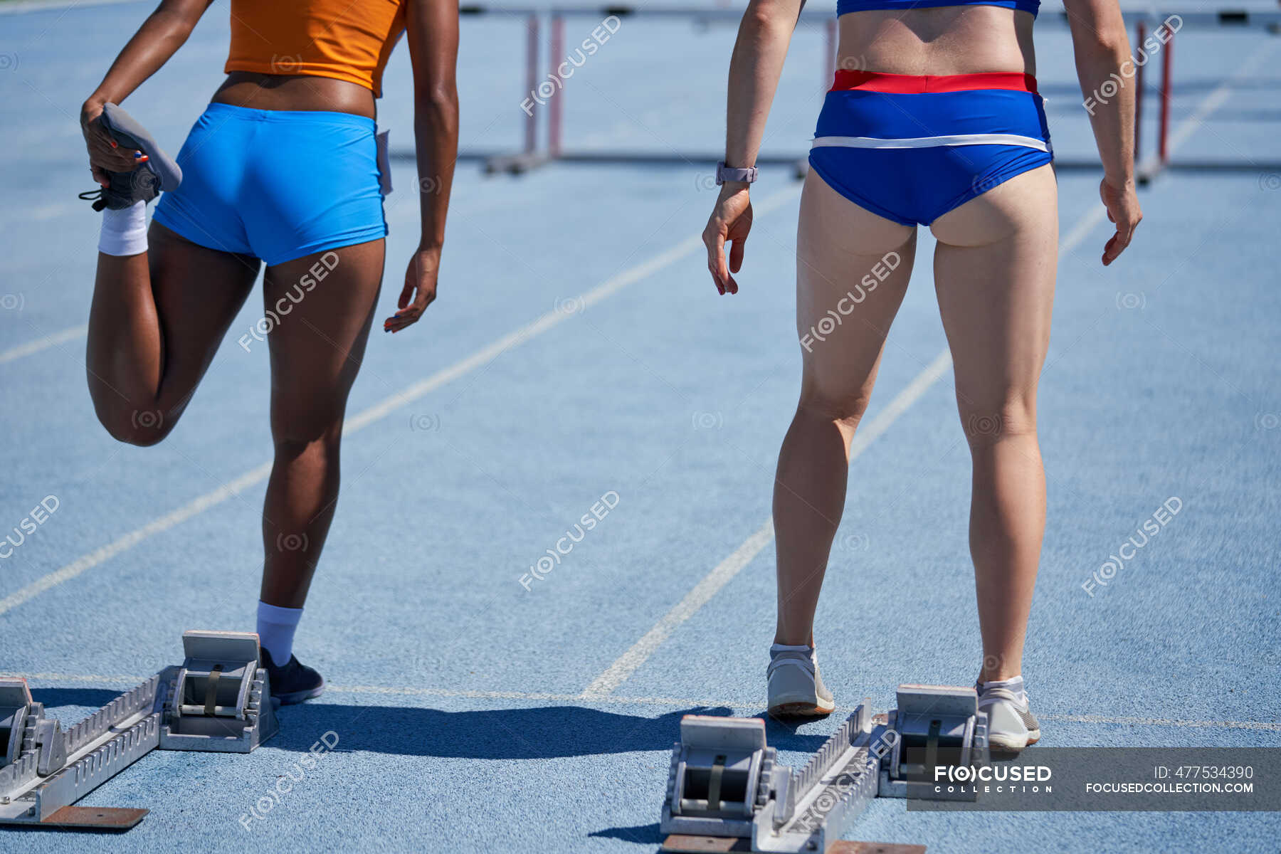 Atletas de atletismo se preparando em blocos iniciais — jovem, Anónimo