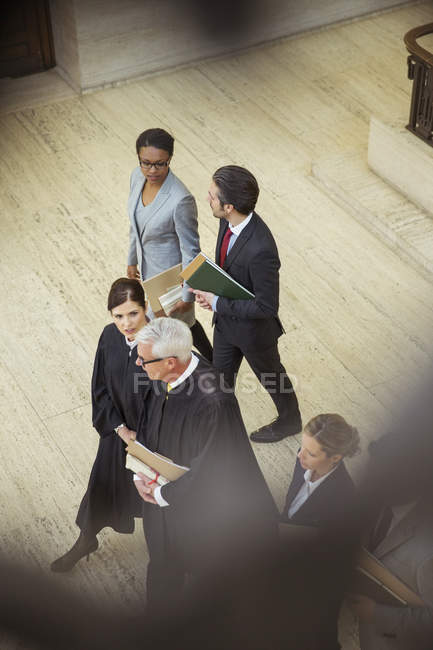 Jueces y abogados caminando juntos en el juzgado - foto de stock