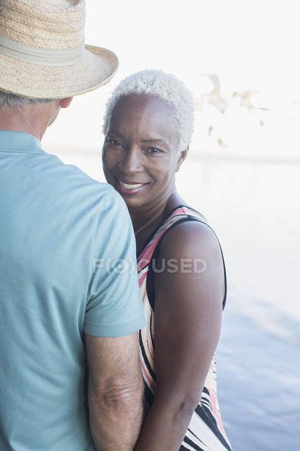 Porträt eines älteren multiethnischen Paares am Strand — Stockfoto
