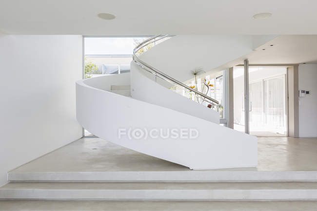 Белая винтовая лестница в современном роскошном интерьере дома витрины — стоковое фото