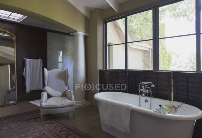 Cuarto de baño en casa moderna de lujo - foto de stock