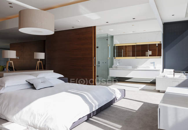 Dormitorio y baño en suite en casa moderna - foto de stock