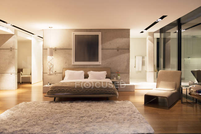 Shag Teppich im modernen Schlafzimmer — Stockfoto