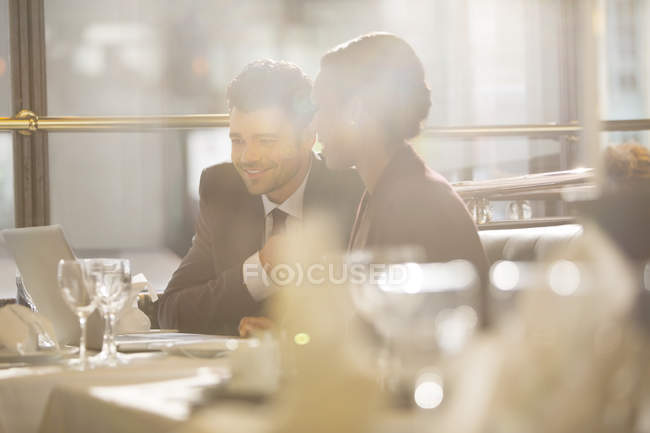 Jovens empresários falando em restaurante — Fotografia de Stock
