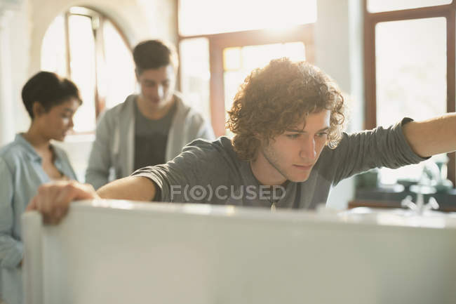 Молодой человек смотрит в холодильник дома — стоковое фото