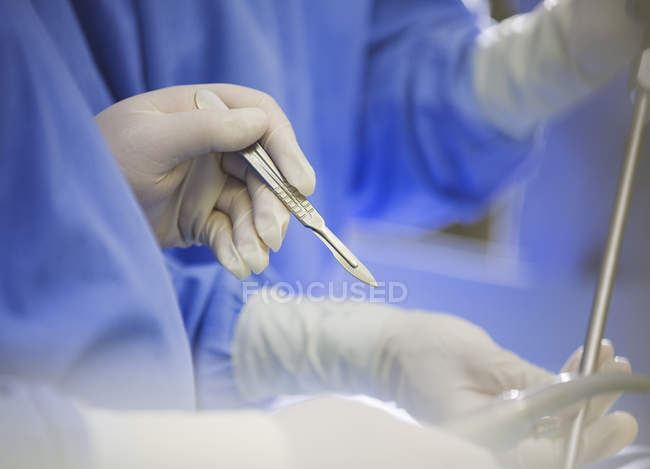 Image recadrée du chirurgien utilisant le scalpel pendant la chirurgie — Photo de stock