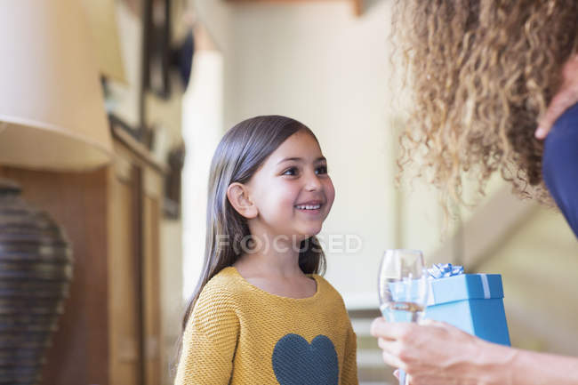Mère caucasienne donnant cadeau fille heureuse — Photo de stock