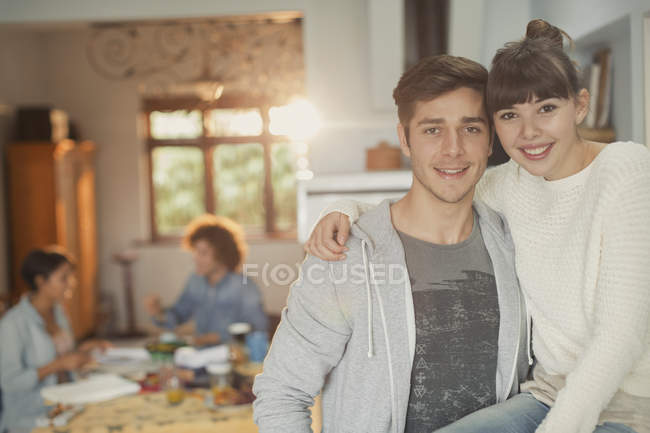 Retrato sorridente jovem casal abraçando — Fotografia de Stock