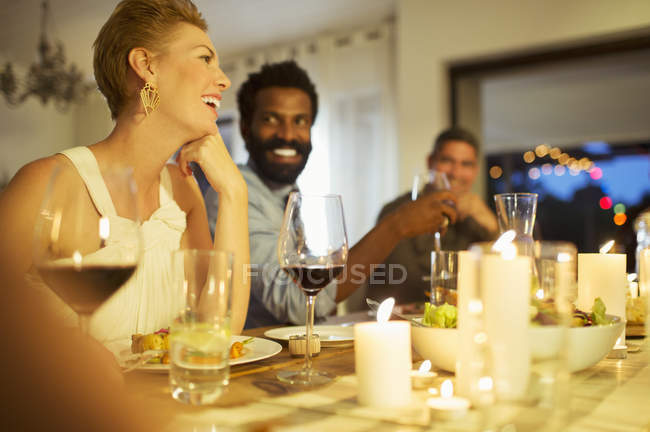 Freunde unterhalten sich bei Dinnerparty — Stockfoto