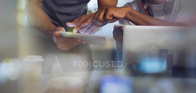 Обрезанный образ креативных бизнесменов с помощью цифрового планшета — стоковое фото