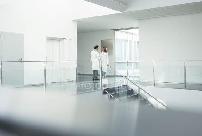 Médecins parlant dans le couloir de l'hôpital — Photo de stock