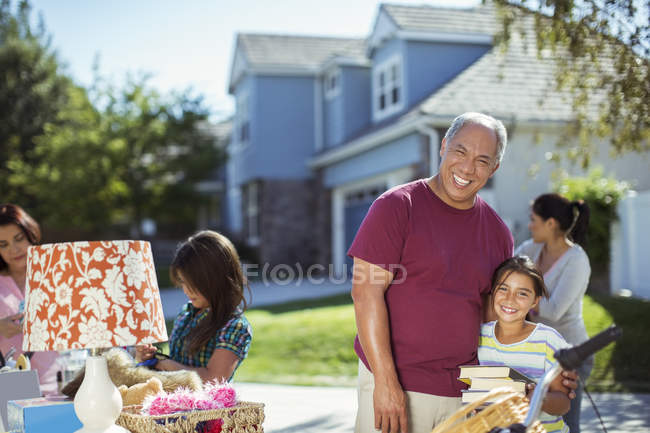 Avô e neta à venda no quintal — Fotografia de Stock