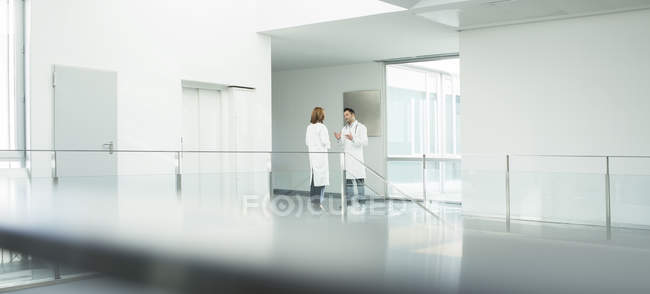 Лікарі розмовляють в лікарняному коридорі — стокове фото