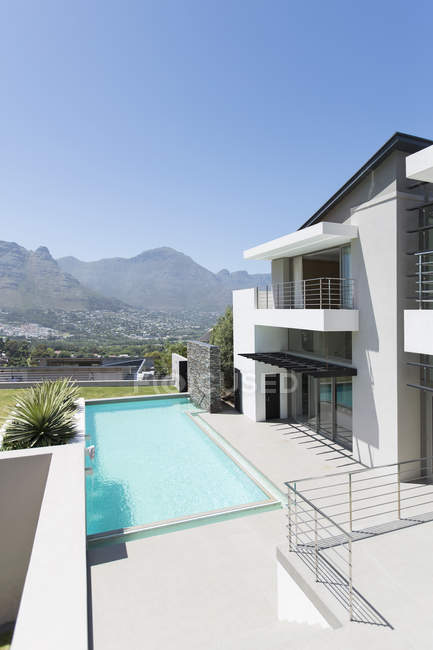 Modern house and swimming pool with mountain view — Stock Photo