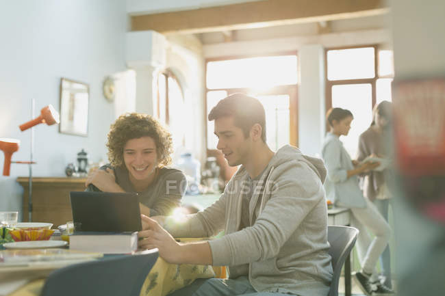 Jovens estudantes universitários estudando com laptop à mesa — Fotografia de Stock