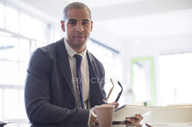 Homme d'affaires utilisant une tablette numérique à la maison — Photo de stock